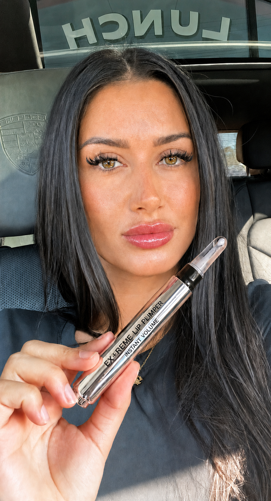 Model zeigt den silbernen Extreme Lip Plumper und sichtbar glänzende Lippen